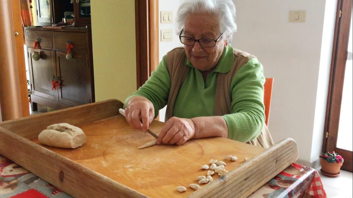 Enlight1 In cucina con Nonna Marta – ‘cavatelli’ fatti in casa.