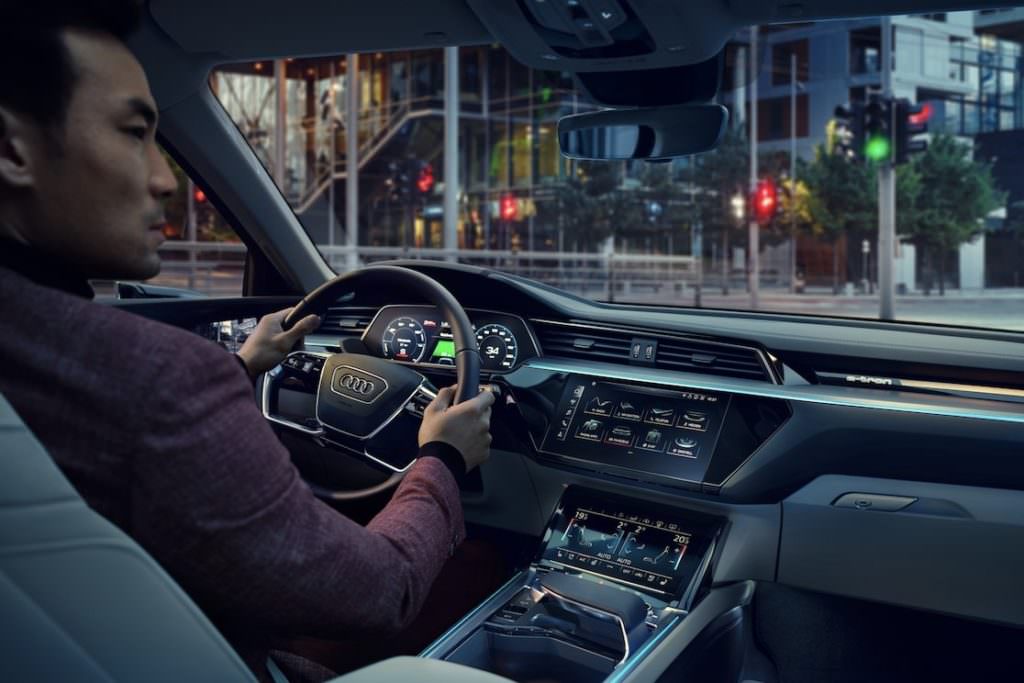 Suv e tecnologia EV: Audi E-Tron Interni - SpicyView